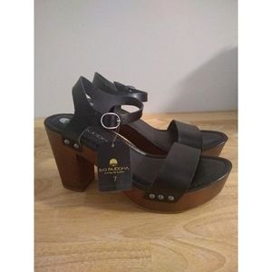 NWT Big Buddha Block Heels
